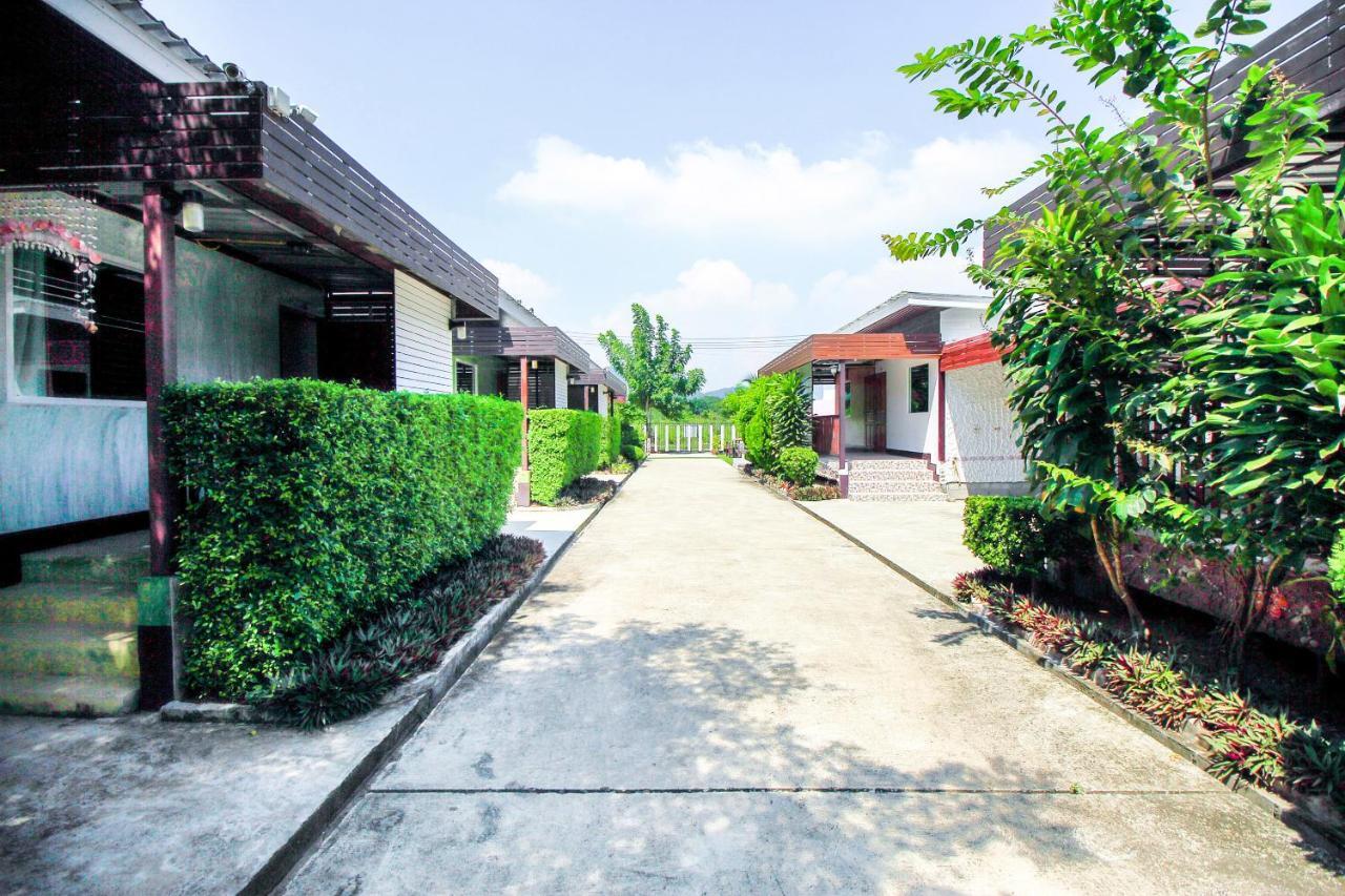 Oyo 354 Ton Hom Resort & Villa HHQ Buitenkant foto